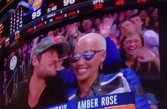 Amber Rose & Boyfriend Share PG-13 Kiss For Knicks Fans [VIDEO]