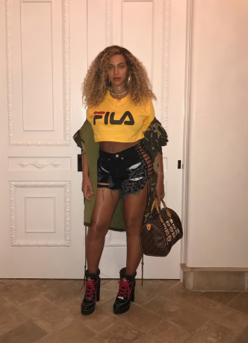 Beyonce Rocks Belly Shirt, Ripped Jeans to Kendrick Lamar Concert [MILF ALERT]