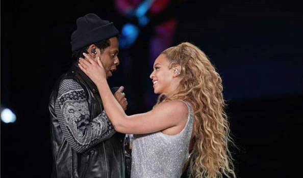 Beyonce & Jay Z Serve Serious PDA On Stage
