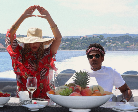 Beyonce’s European Vacation Prove She’s NOT Pregnant! [Photos]