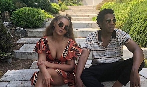 Beyonce Vacays Barefoot w/ Beer & Hubby Jay-Z [Photos]
