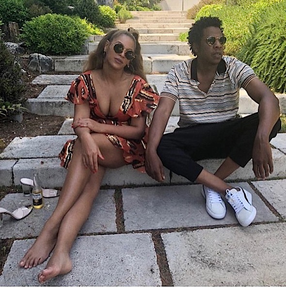 Beyonce Vacays Barefoot w/ Beer & Hubby Jay-Z [Photos]