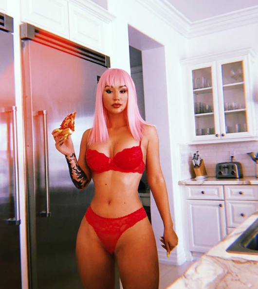 Iggy Azalea Big Butt Porn - Iggy Azalea Accused of Photoshop After Seductively Posing w/ Pizza &  Lingerie - theJasmineBRAND