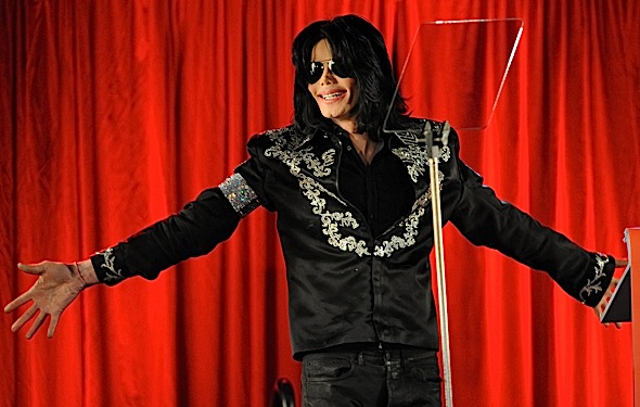 Michael Jackson'ın Yeni Belgesi Uyuşturucu Puanlamak İçin 19 Sahte Kimlik Kullandığını İddia Ediyor