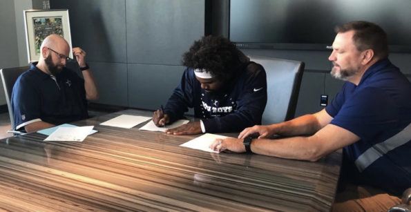 Cowboys' Ezekiel Elliott signs $90m extension to become NFL's richest back, Dallas Cowboys