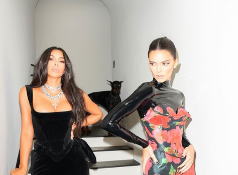 Kim Kardashian & Sister Kendall Jenner Awkwardly Laughed At By Emmys Audience [VIDEO]