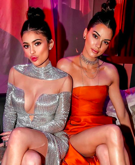 Kylie Jenner Reacts After Fans ‘Come For’ Her Toes + Throws Kendall Jenner Under The Bus & Posts Model’s Toes