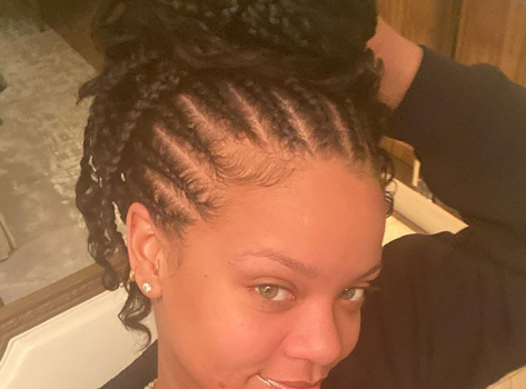 Rihanna Posts Her First Fresh-Faced Selfie Of The Year