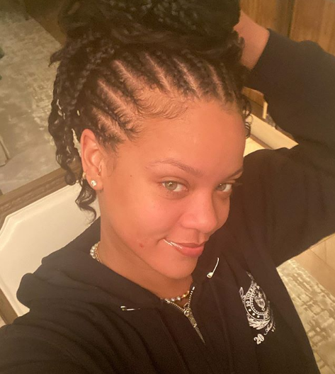 Rihanna Posts Her First Fresh-Faced Selfie Of The Year