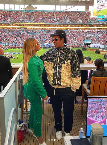 Jay Z & Beyonce Sit During The National Anthem [VIDEO]