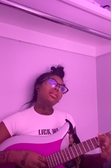 Summer Walker Grabs Guitar & Delivers Sultry, Acoustic Cover To Don Toliver’s ‘No Idea’ [WATCH]