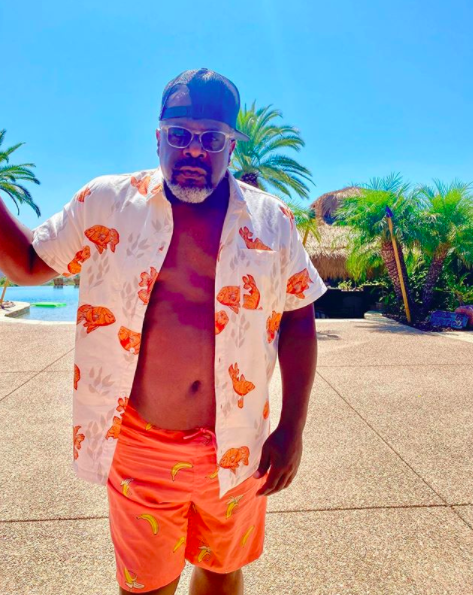 Cedric The Entertainer is ‘Zaddying’ & Showing Off His ‘One Ab’ In New Photo