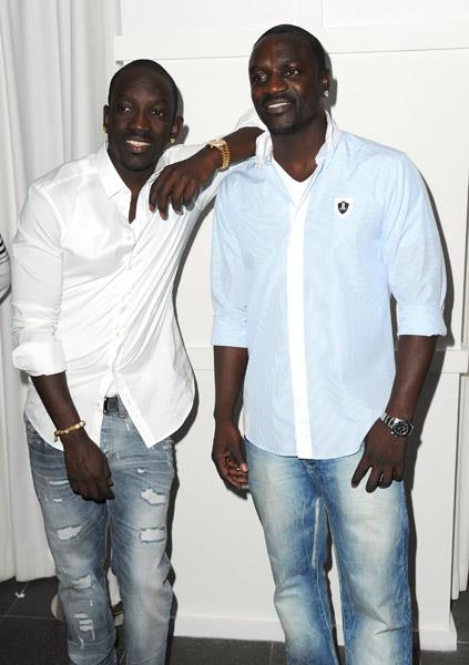 Akon'un Kardeşi Abou Thiam'ın Gösterilerde Performans Göstermek İçin Kendisini İkili Olarak Taklit Ettiği İddia Edildi [VIDEO]