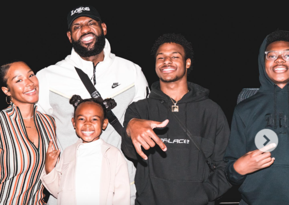 Lebron James, NBA'de Kalma ve Oğullarının Yanında Oynama Planları Üzerine Konuşurken "Kimsenin Söyleyeceklerini Umrumda Değil" Diyor