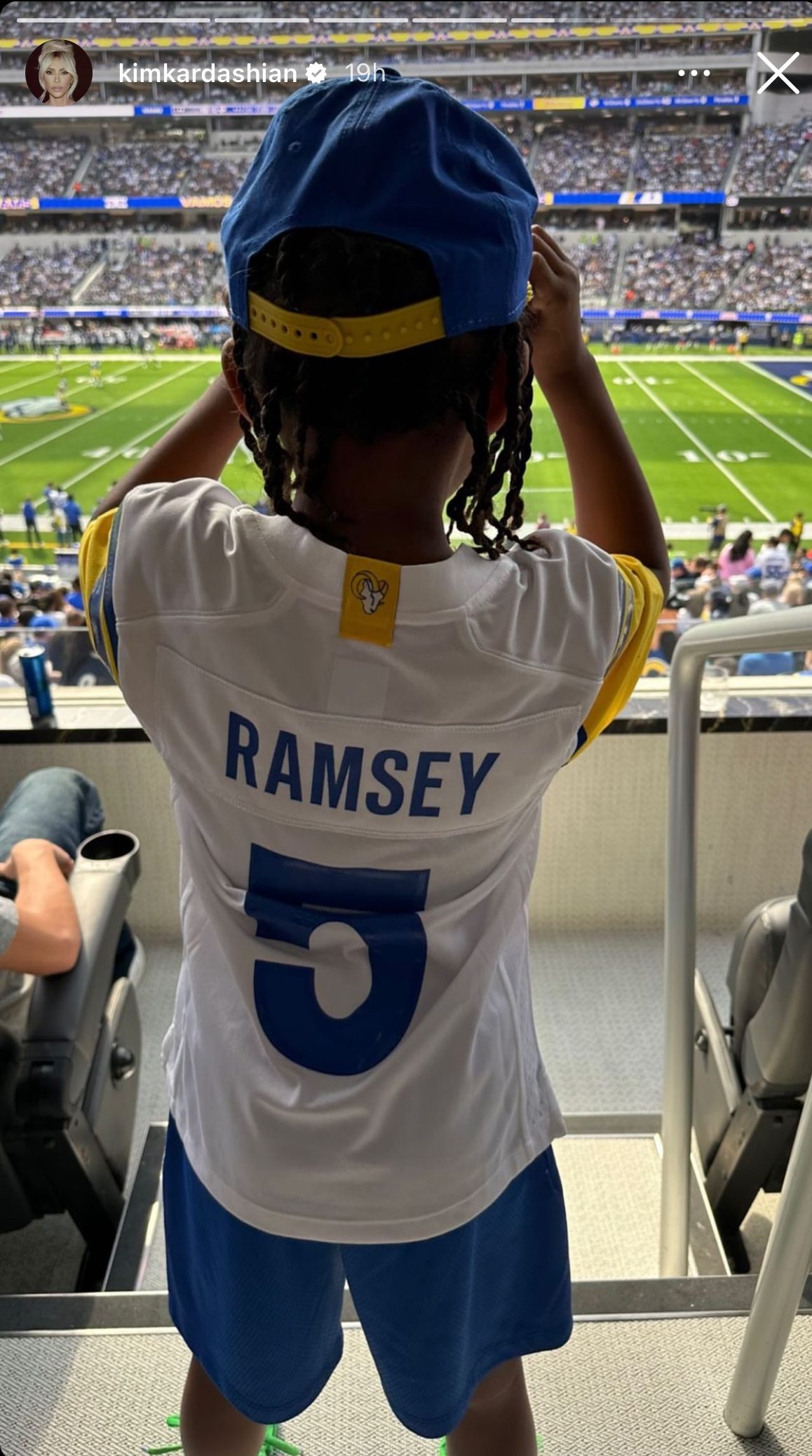 kim-kardashian-gets-booed-at-la-rams-football-game-video