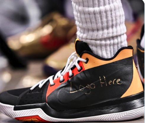 No haga tenaz Bendecir Kyrie Irving Covers Up Nike Logo, Writes "I AM FREE" On Signature Shoes  Following Split w/ Apparel Company - theJasmineBRAND
