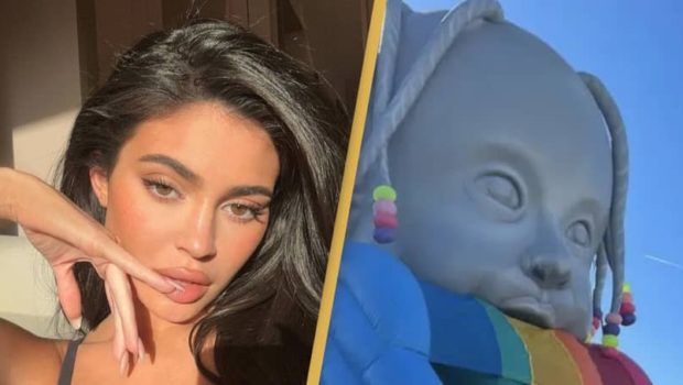 Kylie Jenner Criticized For ‘Mocking’ Deadly Astroworld Tragedy w/ Birthday Party Decorations For Stormi & Aire