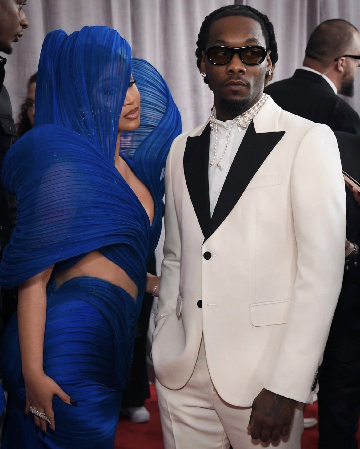 Cardi B – Social Media Praises Rapper For Seemingly Checking Husband ...