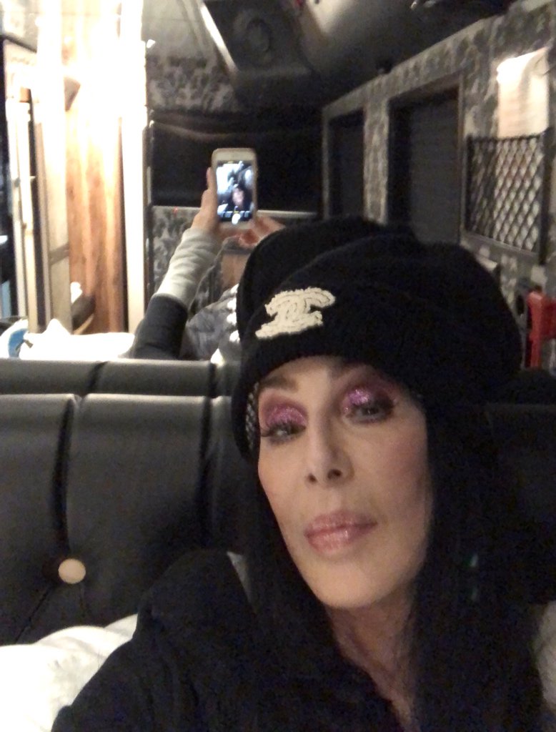 Cher'in Müzik Yöneticisi AE ile Tartışmalı İlişkisinde 'Frenleri Zorladığı' İddia Edildi, Kaynak Cher'in Onu 'Farklı Bir Işıkta Görmeye' Başladığını İddia Ediyor