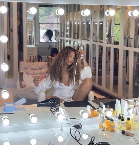 Beyoncé Görünüşe göre Yeni Saç Bakım Serisinin Yolda Olduğunu Duyuruyor