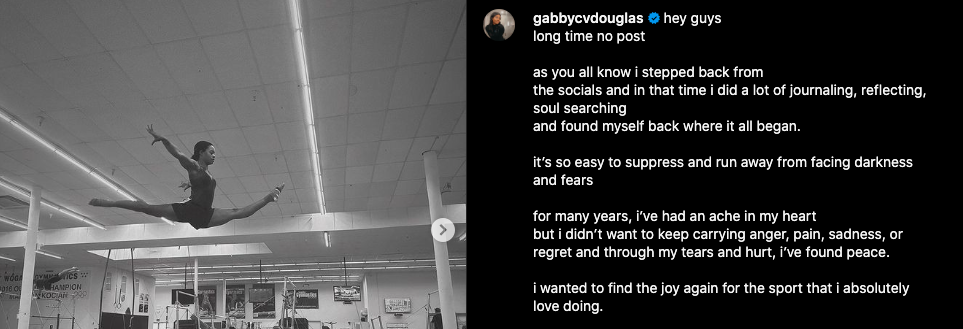 Olimpik Jimnastikçi Gabby Douglas, 2024 Dönüşüyle ​​Dalga Geçerken "Her Şeyin Başladığı Yere Geri Döndüğünü" Söyledi: "Yerlere Geri Döndüğüm İçin Minnettar ve Heyecanlıyım"