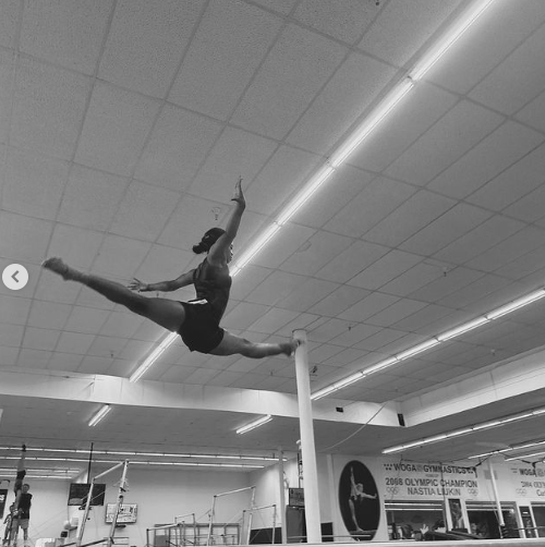 Olimpik Jimnastikçi Gabby Douglas, 2024 Dönüşüyle ​​Dalga Geçerken "Her Şeyin Başladığı Yere Geri Döndüğünü" Söyledi: "Yerlere Geri Döndüğüm İçin Minnettar ve Heyecanlıyım"