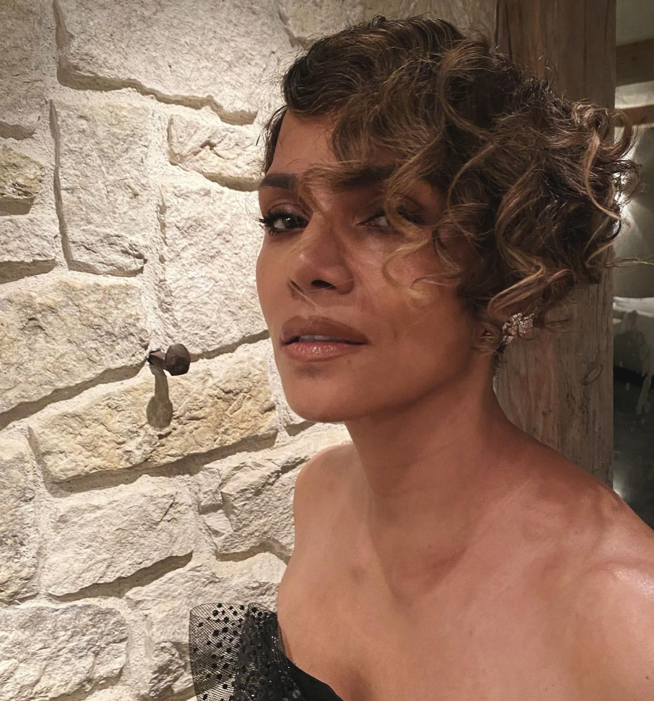 Halle Berry Reveals A Doctor Misdiagnosed Her W/ 'Worst Case Of Herpes ...