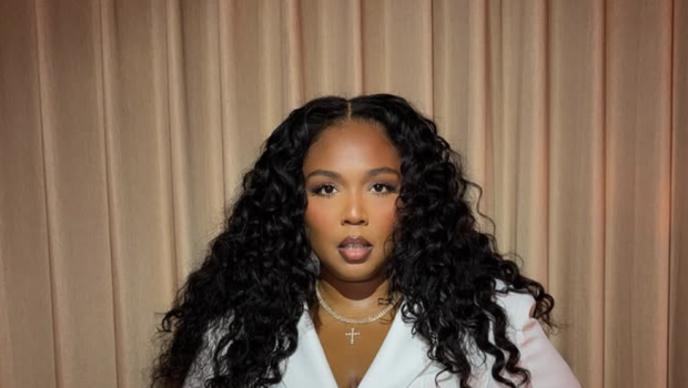 Lizzo’s Ex-Assistant Demands Court Trial, Alleging $exual Jokes, Explicit Candy & Racial Harassment During Tour