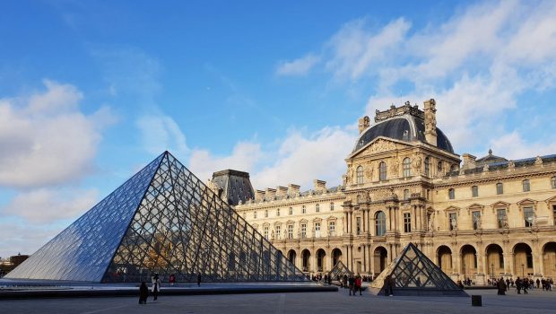 Heist at the Louvre: Thieves Disguised as Construction Workers Steal Napoleon’s Priceless Jewels in Bold Daylight Robbery