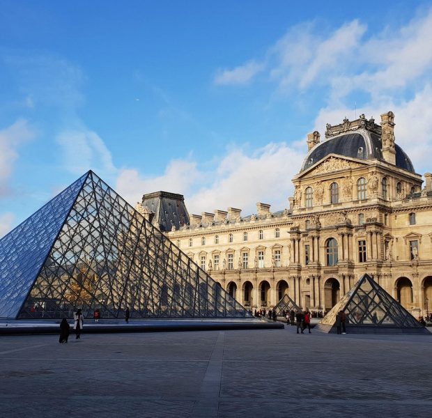 Heist at the Louvre: Thieves Disguised as Construction Workers Steal Napoleon’s Priceless Jewels in Bold Daylight Robbery